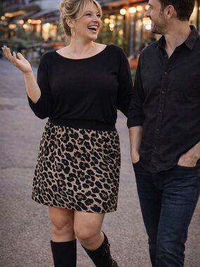 Sweet little Vince Camuto leopard print mini with side slit.